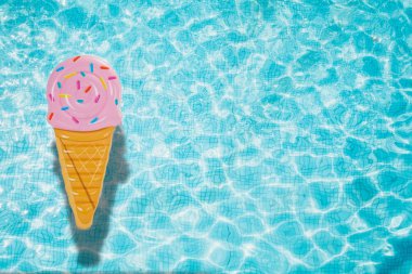 Yüzük yüzen ile mavi Yüzme Havuzu