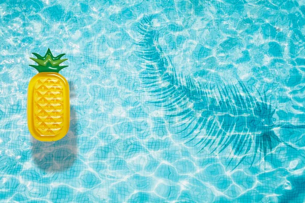 Yüzük yüzen ile mavi Yüzme Havuzu