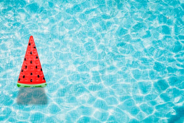 Yüzük yüzen ile mavi Yüzme Havuzu — Stok fotoğraf