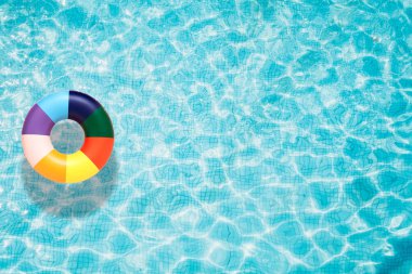 Yüzük yüzen ile mavi Yüzme Havuzu