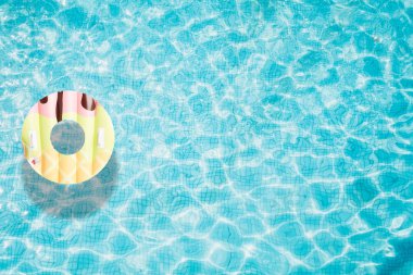 Yüzük yüzen ile mavi Yüzme Havuzu
