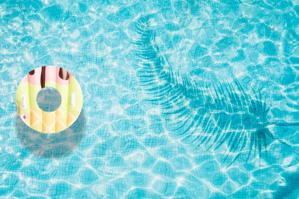 Piscina azul com anel flutuante — Fotografia de Stock