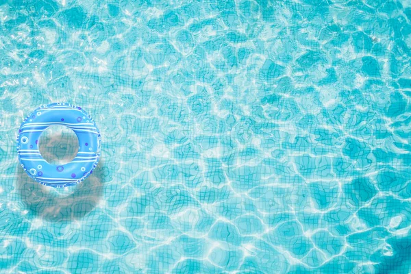 Piscina azul con anillo flotante — Foto de Stock