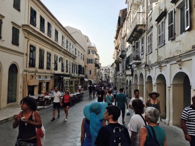 Korfu şehir sokaklarında