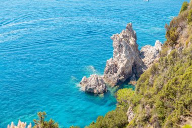 Akdeniz kıyılarında