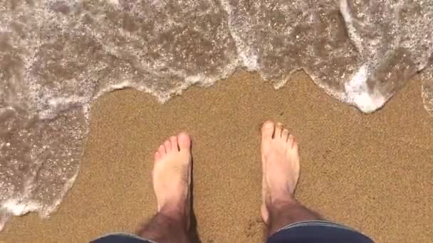 Hombre de pie en la playa de arena — Vídeos de Stock