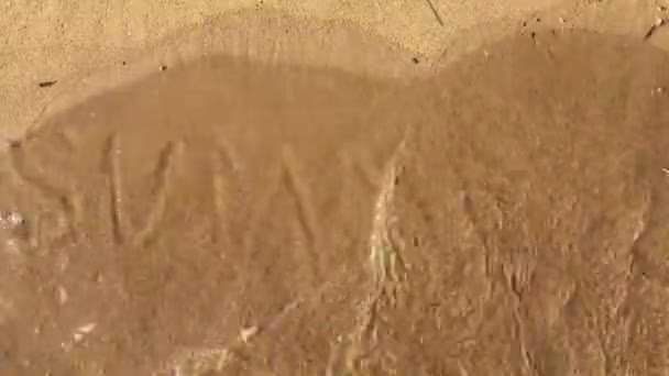 Nyári szó írott-ban homok — Stock videók