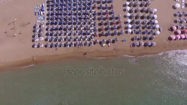 Vanuit de lucht uitzicht op het strand — Stockvideo