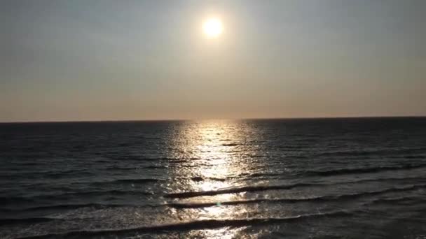 Pôr do sol exótico na praia — Vídeo de Stock