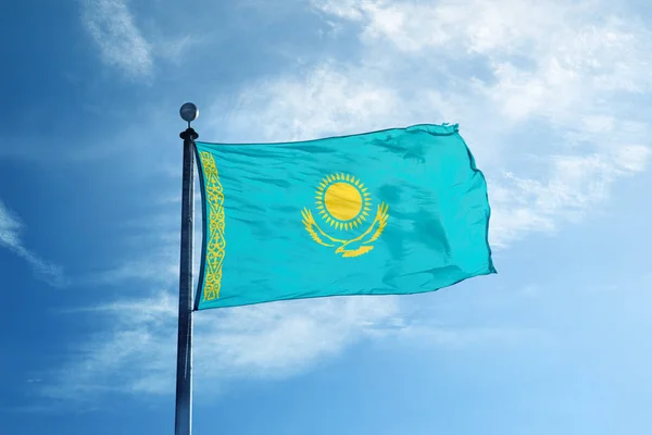Σημαία του Καζακστάν Ανεβασμένοι στο κατάρτι — Φωτογραφία Αρχείου