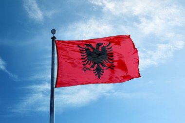 Arnavutluk bayrağı direği üzerinde 