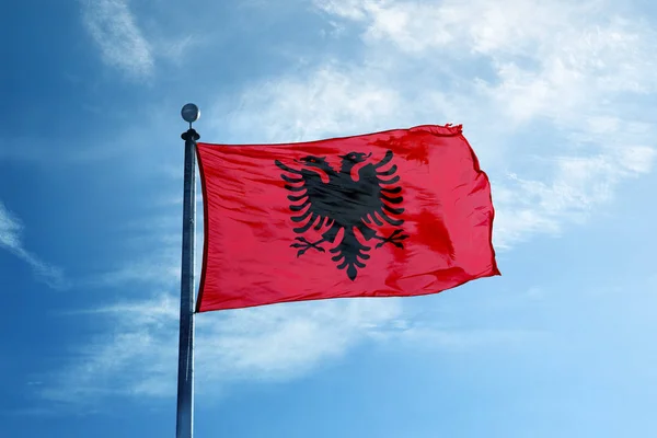 Steagul Albaniei pe catarg — Fotografie, imagine de stoc