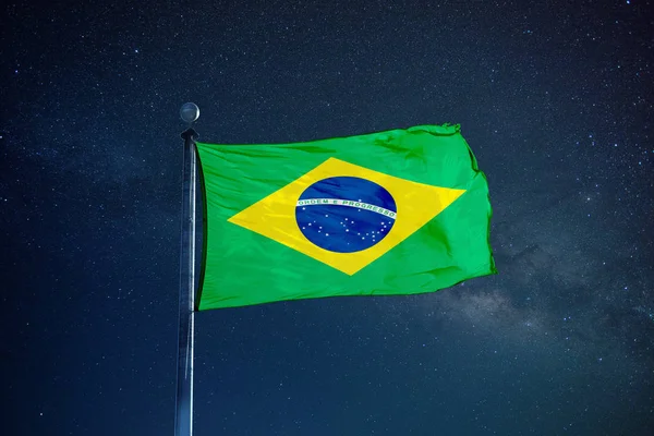 Brazilië-vlag op de mast — Stockfoto