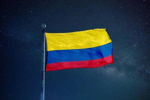 哥伦比亚国旗在桅杆上 — 图库照片
