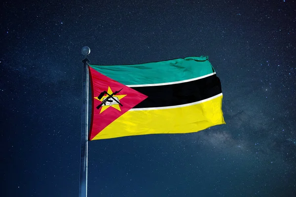 Bandeira de Moçambique no mastro — Fotografia de Stock