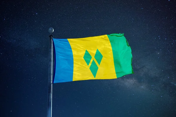 Saint Vincent og Grenadinenes flagg på masten – stockfoto