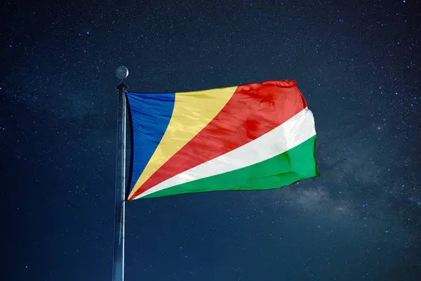 세이셸의 깃발 돛대에 — 스톡 사진