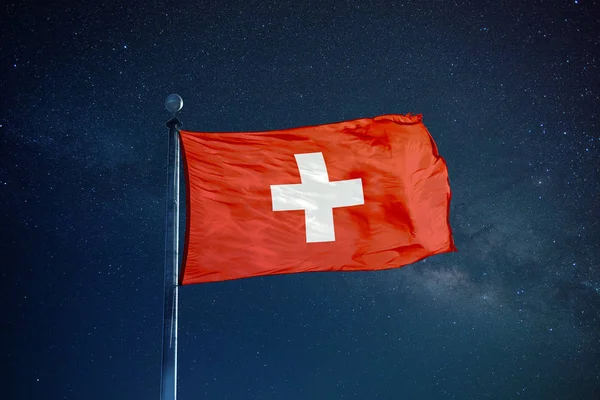 Флаг Швейцарии на мачте — стоковое фото