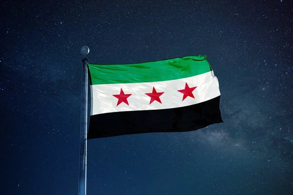Συρία σημαία από τον ιστό — Φωτογραφία Αρχείου