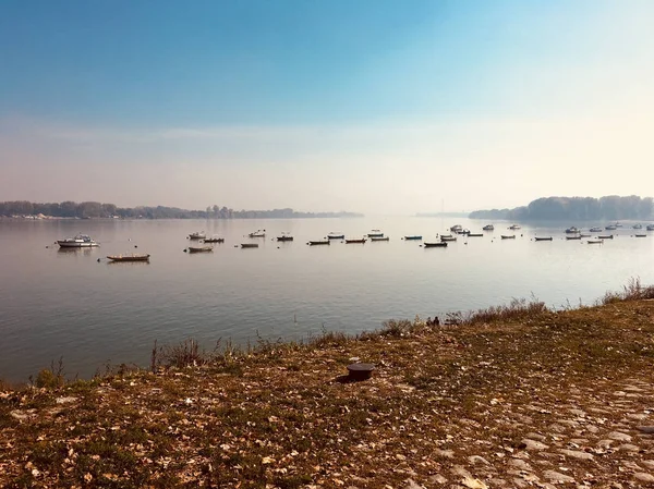 漂浮在萨瓦河上的小船 — 图库照片