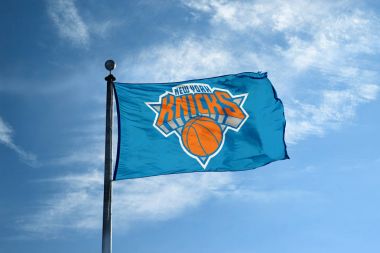 New York - 24 Ekim 2017 - New York Knicks Nba basketbol takım logosu, Amerika Birleşik Devletleri ile direk üzerinde bayrak sallayarak.