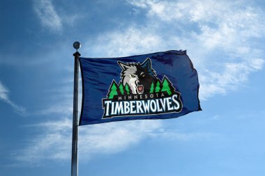Minnesota Minnesota Timberwolves Nba basketbol takım logosu, Amerika Birleşik Devletleri ile direk üzerinde bayrak sallayarak - 24 Ekim 2017-.