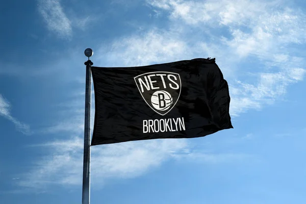 BROOKLYN - 24 de outubro de 2017 - Acenando com o logotipo da equipe de basquete da NBA Brooklyn Nets, Estados Unidos . — Fotografia de Stock