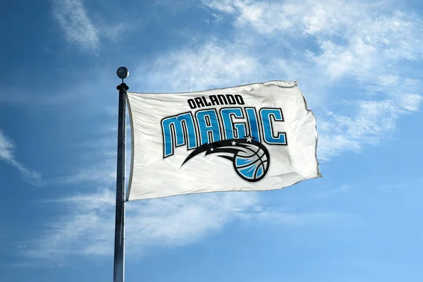 Orlando Magic Nba basketbol takım logosu, Amerika Birleşik Devletleri ile direk üzerinde bayrak sallayarak Orlando - 24 Ekim 2017-.