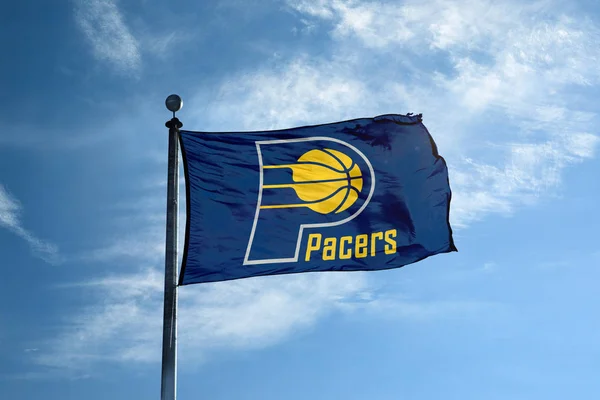 Indiana Pacers Nba basketbol takım logosu, Amerika Birleşik Devletleri ile direk üzerinde bayrak sallayarak Indiana - 24 Ekim 2017-. — Stok fotoğraf