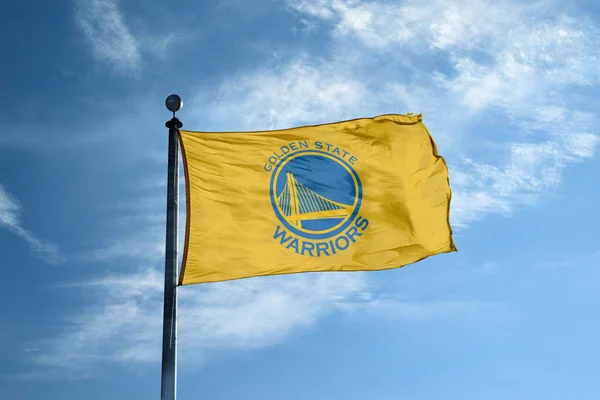 Oakland - 24 oktober 2017 - Waving vlag aan de mast met gouden — Stockfoto