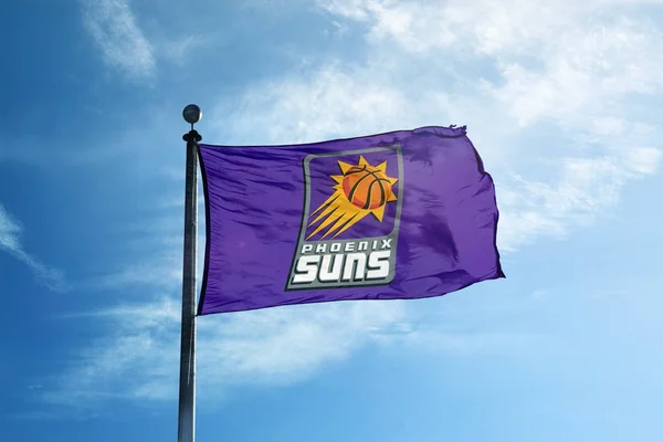 Phoenix Phoenix ile direk üzerinde bayrak sallayarak-24 Ekim 2017-