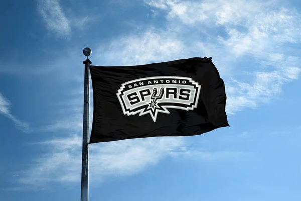 San Antonio - 24 Ekim 2017 - Sa ile direk üzerinde bayrak sallayarak