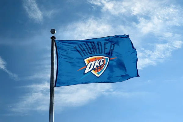 Oklahoma City - 24 Ekim 2017 - bayrak direği ile sallayarak 