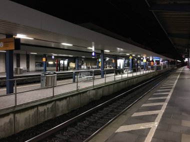 Bonn, Almanya-20. Kasım, 2017-Bonn Merkez İstasyonu gece