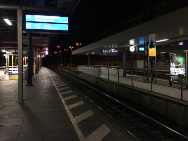 Bonn, Almanya-20. Kasım, 2017-Bonn Merkez İstasyonu gece