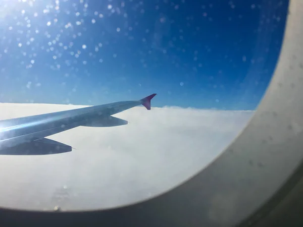 Вид Окна Самолета Правым Крылом — стоковое фото