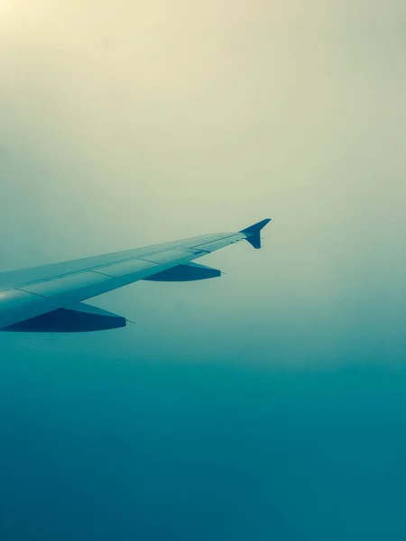 Genom Fönstret Ett Flygplan Med Högern — Stockfoto