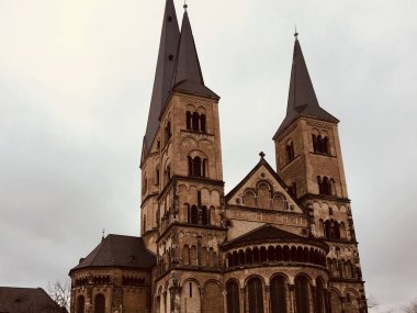 Bonn, Almanya - 20. Kasım, 2017 - şehir sokakları ve Bonn, Bonn Minster, Almanya'nın mimarisi