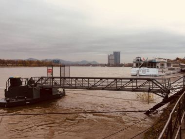 Bonn, Almanya - 20. Kasım, 2017 - Ren Nehri dock Bonn