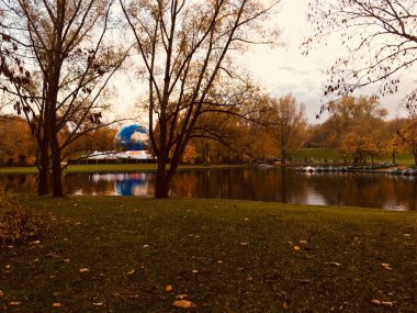 Sonbahar park Bonn Gölü ile