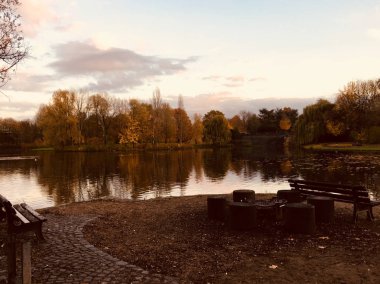 Sonbahar park Bonn Gölü ile