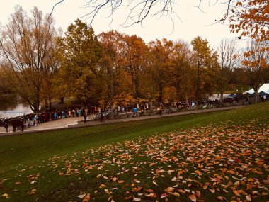 Autmnal Bonn park günbatımı üzerinde