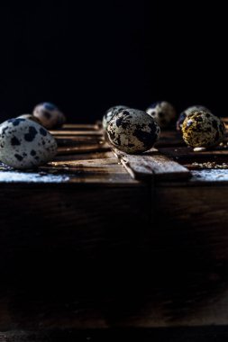 Sıraya göre karanlık bir retro sandık üzerinde güzel Bıldırcın yumurta