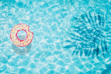 Şişme çörek ile havuzu alt gölge hurma ile yukarıdan