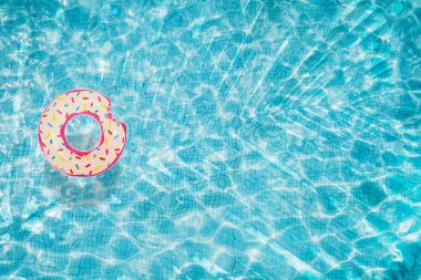 Şişme çörek ile havuzu alt gölge hurma ile yukarıdan