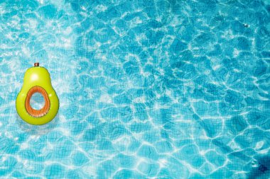 Havuzu alt şişme yeşil armut ve palmiye gölge Üstten Görünüm