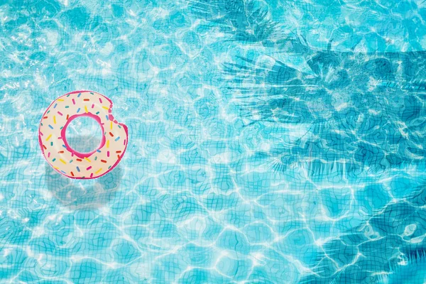 Vista Superior Fundo Piscina Com Donut Inflável Com Sombra Palma — Fotografia de Stock