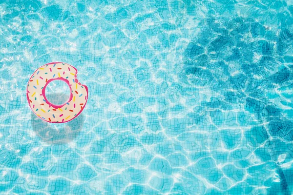 Vista Superior Fundo Piscina Com Donut Inflável Com Sombra Palma — Fotografia de Stock