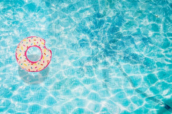 Vista Superior Fundo Piscina Com Donut Inflável Com Sombra Palma — Fotografia de Stock