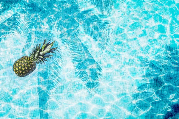 Vista Superior Fundo Piscina Com Abacaxi Flutuante Sombra Palma — Fotografia de Stock